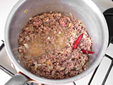 合挽肉を加え、塩を振り、表面の色が変わるまで挽肉をほぐしながら炒める。