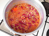 キドニービーンズの水気を切り、鍋に加える。 トマト缶を加える。