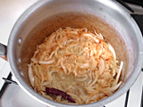 鍋にオリーブオイル、鷹の爪、ニンニクのみじん切りを入れ、弱火にかける。 ニンニクが色づき、香りが出てきたところで玉ねぎのスライスを入れ、きつね色になるまで炒める。