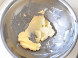 バターは室温に戻しておく。オーブンは180度で予熱しておく。