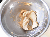 室温に戻し、柔らかくなったバターにきび糖を加え、すり混ぜる。