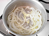 鍋にオリーブオイル大さじ1を入れ、玉ねぎをしんなりするまで炒める。カブを加えてさらに炒める。