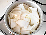 鍋にオリーブオイル大さじ1を入れ、玉ねぎをしんなりするまで炒める。カブを加えてさらに炒める。