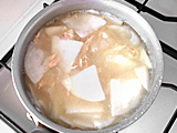 ツナを加えて軽く炒め、水を加える。カブが柔らかくなったらミキサーにかけ、牛乳を加える。 塩で味を整える。