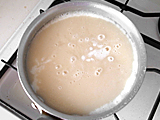 ツナを加えて軽く炒め、水を加える。カブが柔らかくなったらミキサーにかけ、牛乳を加える。 塩で味を整える。