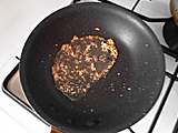 フライパンにオリーブオイル大さじ1とニンニクのみじん切りを入れ、弱火にかける。ニンニクが色づいてきたらアンチョビを加え、つぶしながら炒める。