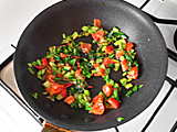 カブの葉を加え、しんなりするまで炒め、ミニトマトを加えてさらに炒める。
