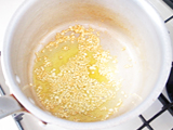 鍋にニンニクとオリーブオイルを入れ、弱火にかける。ニンニクが色付いてきたら、玉ねぎを加え、しんなりするまで炒める。