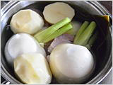 鍋の昆布が広がったら、かぶ、じゃがいも、玉ねぎ、にんじん、豚もも肉、塩を加えて中火にかけ、煮立ったら弱火にしてアクをすくいながら15～20分煮る。