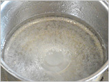 鍋に粉寒天と水を入れ、混ぜながら中火にかけ、煮立ったら弱火にしてさらに1～2分煮る。型に流し入れ、粗熱が取れたら冷蔵庫に入れて冷やし固め、1～2cm角に切る。