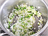 小鍋に、たまねぎ、セロリ、バターを入れて弱火でじっくりと炒め、よく火が通ったら雑穀と水、塩を加えて10～15分煮る。