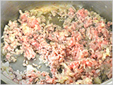 鍋にとサラダ油をしき、1. を加えて中火で炒め、半透明になったらひき肉を加えて色が変わるまで炒める。