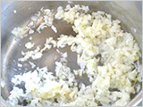 鍋にとサラダ油をしき、1. を加えて中火で炒め、半透明になったらひき肉を加えて色が変わるまで炒める。