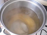 大きめの鍋にたっぷりの湯を沸かし、塩を加えてスパゲッティを茹でる。 冷製の場合は、表示の茹で時間プラス1分茹でる。