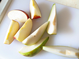 リンゴ、洋梨を食べやすい大きさにカットする。