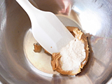 ボウルにピーナッツバターときび糖を入れ、よく混ぜる。