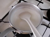 鍋に牛乳を入れ、粉寒天を振り入れる。ゴムベラで混ぜながら火にかけ、沸騰したら弱火にして、混ぜながら1分ほど煮る。