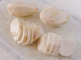 里芋は皮を剥き、厚さ1cm程度に切る。玉ねぎは薄めに、ベーコンは幅1cmにスライスする。