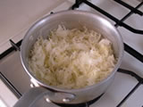 バターが溶けたらキャベツを入れ、軽く炒める。