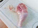 鶏モモ肉は余分な脂肪を取り除き、両面にしっかり塩を振る。オーブンは200度に予熱しておく。
