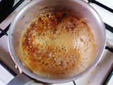キャラメルを作る。鍋にグラニュー糖大さじ2と水を入れ、火にかける。時々鍋を回しながら均等に焦がし、濃い茶褐色のキャラメルになったら、プリンカップに流し入れる。