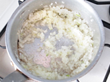 鍋にオリーブオイルと玉ねぎを入れて、しんなりするまで炒める。カニ缶を加え、水分がなくなるまで炒める。