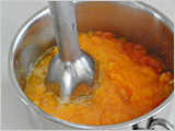 鍋に1.のにんじん、たまねぎ、トマト、水を入れて弱火でやわらかくなるまで煮て、ハンドブレンダ―やフードプロセッサーなどを用いてなめらかにする。