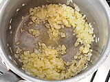 鍋にオリーブオイル大さじ2と玉ねぎのみじん切りを入れて炒める。玉ねぎがしんなりしてきたら米を加え、さらに炒める。