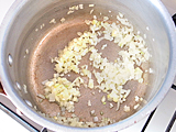 鍋に玉ねぎのみじん切りとオリーブオイルを入れて炒める。