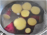 鍋にさつまいもを入れ、かぶるくらいの水を加えてゆで（蒸してもOK）、火が通ったら水気を切って皮ごとつぶす。