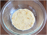 ボウルに、長いもをすりおろし、薄力粉、かつお節、卵を入れて混ぜる。水分が足りないときは水を大さじ1～2（分量外）加えて混ぜる。