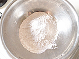 ボウルに全粒粉、薄力粉、グラハム粉、ベーキングパウダーを入れる。