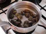 鍋にアサリと水を加え、強火にかける。