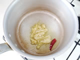 鍋にオリーブオイル、にんにく、生姜、鷹の爪を入れ、弱火にかける。 ニンニクが色づき、香りがしてきたら、玉ねぎを加えてしんなりするまで炒める。