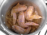 鍋にオリーブオイルを入れ、玉ねぎを炒める。玉ねぎの余分な水分がなくなったら、手羽先を入れ、さらに炒める。