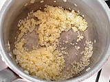 鍋にオリーブオイル大さじ2と玉ねぎのみじん切りを入れて炒める。玉ねぎがしんなりしてきたら米を加え、さらに炒める。