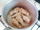 鍋にオリーブオイルを入れ、火にかける。表面に塩を振った鶏手羽元を入れて、焼き色が付くまで焼き、鍋から取り出しておく。