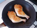 フライパンにオリーブオイル大さじ1、ニンニク、ローズマリーを入れ、火にかける。フライパンが温まったら鶏肉を皮目から焼く。皮目にしっかり焼き色が付いたらひっくり返し、裏面を軽く焼いたところで火を止める。