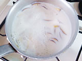 鍋にスライスしたさつまいもと牛乳を入れ、火にかける。沸騰したら弱火にして煮る。さつまいもが崩れるくらいに柔らかくなったら火を止め、ミキサーにかける。