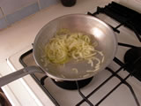 フライパンにオリーブオイル大さじ1と玉ねぎを入れ、弱火で炒める。