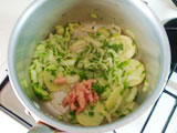 鍋に、オリーブオイル、玉ねぎを入れ、火にかける。玉ねぎがしんなりしてきたら、セロリ、ジャガイモ、ツナを加えてさらに炒める。