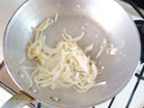 フライパンにオリーブオイル、ニンニクのみじん切りを入れ、弱火にかける。ニンニクが色づいてきたら、玉ねぎを加え、しんなりするまで炒める。