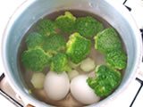 鍋にたっぷりの湯を沸かし、塩を加える。沸騰したら玉子を入れる。7分経ったところでブロッコリーを加えて一緒に1分ほど茹でる。ザルにあけ、冷水で冷やす。