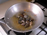 フライパンにオリーブオイルとみじん切りにしたにんにくを入れ、弱火にかける。色づいてきたらアサリを入れ、軽く炒める。