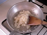 フライパンにサラダ油とにんにくを入れ、弱火にかける。 にんにくが色づいてきたら玉ねぎを加え、しんなりするまで炒める。