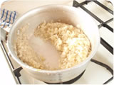 鍋にオリーズオイルを入れ、玉ねぎを入れ炒める。マッシュルーム、えのき茸を加え、余分な水分がなくなるまでしっかり炒める。