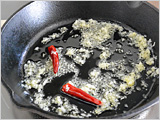 フライパンにオリーブオイルを入れて中火にかけ、にんにくと鷹の爪を加えて焦がさないようにしながら香りが立つまで炒める。