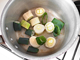 鍋にオリーブオイルを入れて熱し、下仁田ネギを焼き色が着くまで炒める。