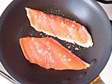鮭をフライパンで焼く（魚焼き器やトースターを使用してもOK）。粗熱がとれたら、身をほぐす。