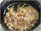 フライパンにバターを入れて弱火にかけ、合い挽き肉とたまねぎを加えて炒め、味噌で味をつけて2.と混ぜ、12等分して成形する。